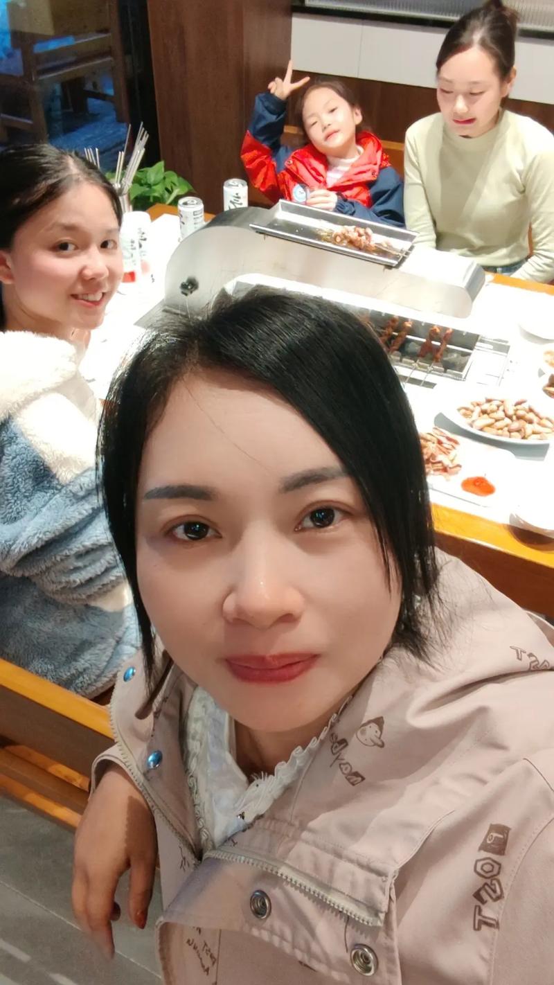 香港今晚开奖结果开奖记录和05后女生养3个弟妹与20岁女孩养三个弟妹