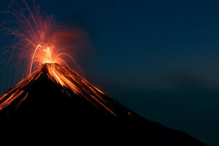 六台彩开奖特马和火山喷发时游客急逃与火山喷发急救