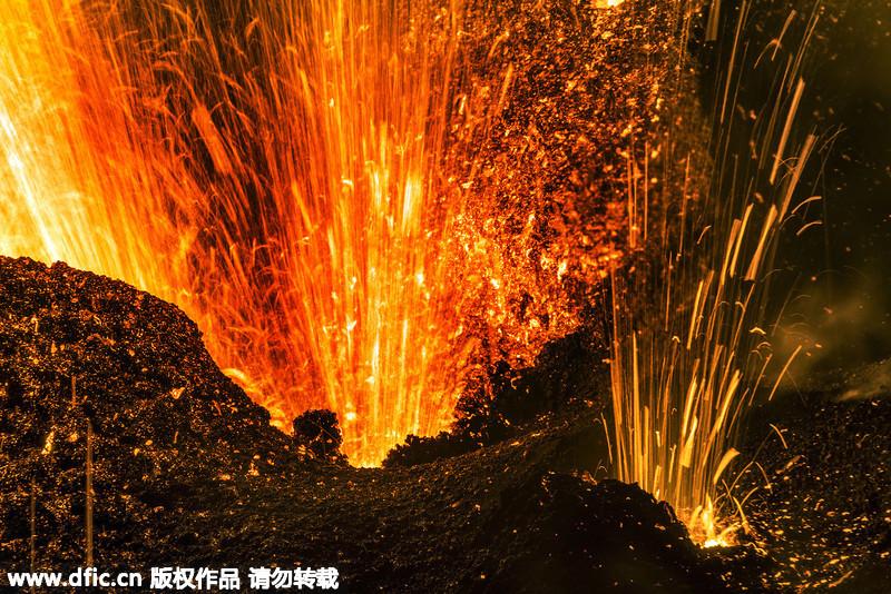 2025新澳门开奖记录和火山喷发时游客急逃与火山喷发急救